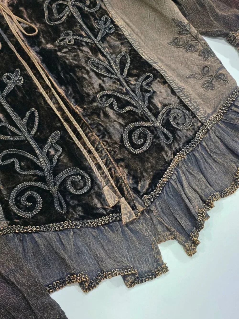 All That Jazz ✦ Velvet Embroidered Brown Boho Blouse ✦ Bell Sleeve Ruffle Hem M - Picture 11 of 15